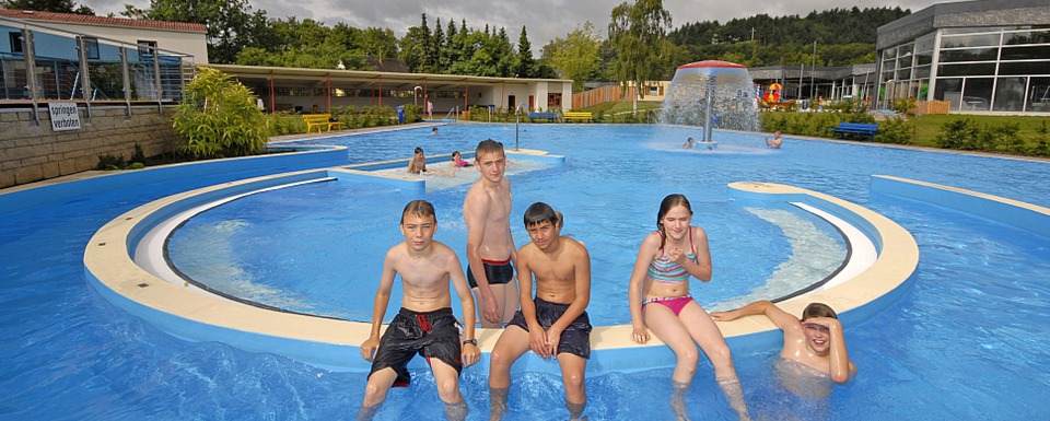 Schüler im Schwimmbad Mayen