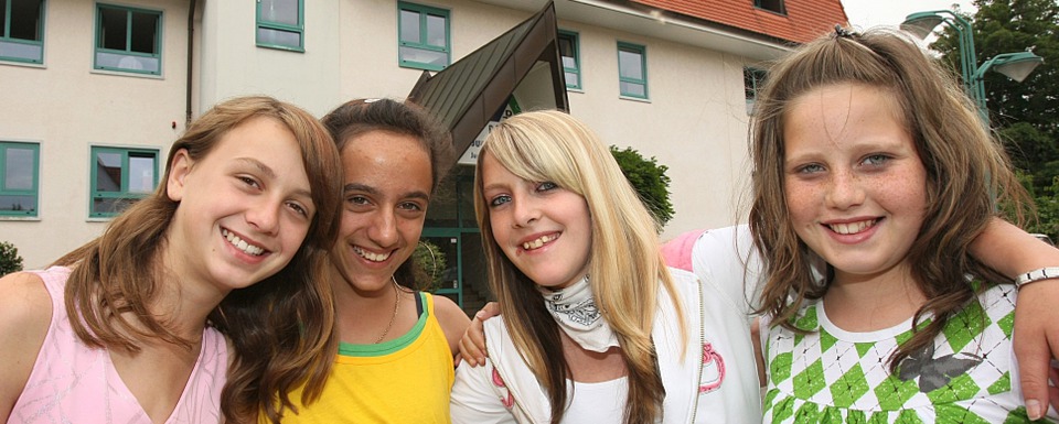 Schülerinnen vor der Jugendherberge Neustadt