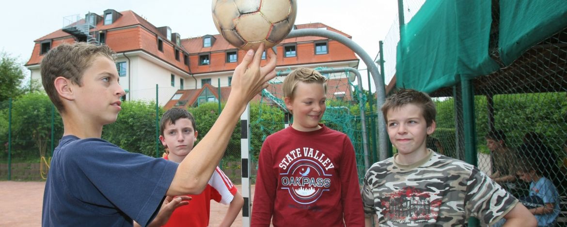 Schüler auf dem Spielfeld der Jugendherberge Neustadt