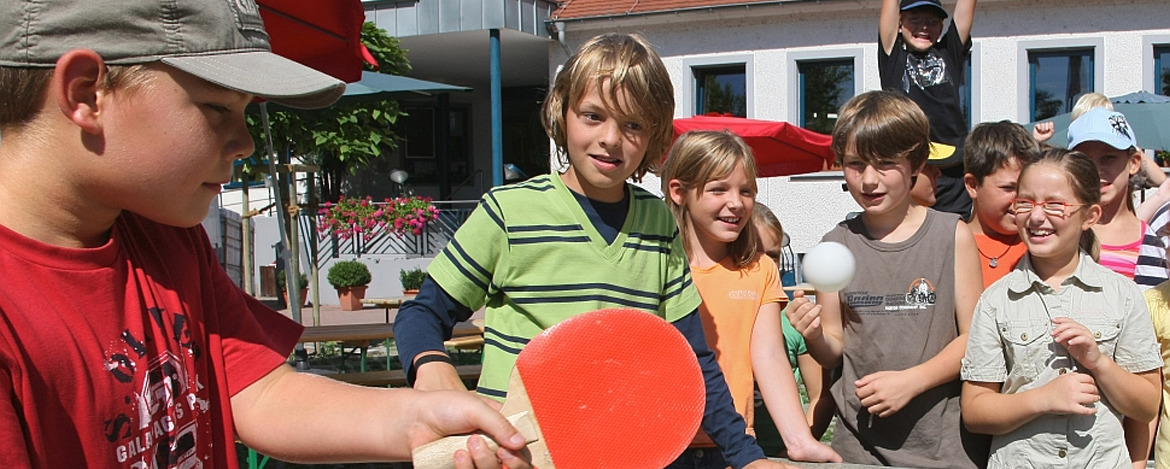 Schüler beim Tischtennis vor der Jugendherberge Speyer