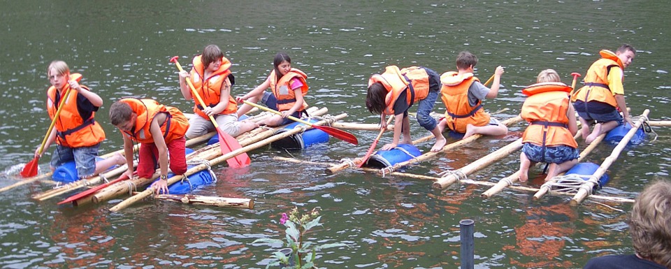 Schüler auf selbst gebautem Floß auf der Lahn