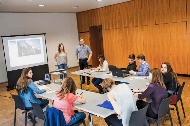 Eine Schülergruppe während eines Workshops im Seminarraum der Jugendherberge Possenhofen