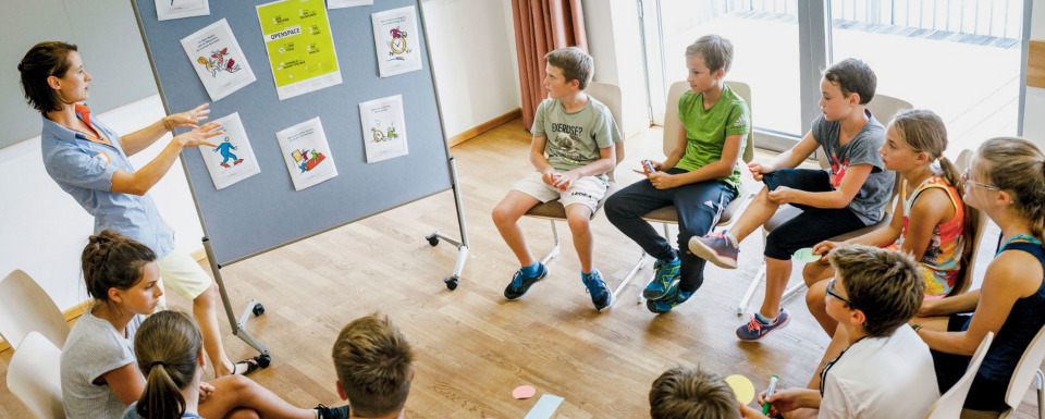 Interessierte Schüler während des Unterrichts an der Jugendherberge Bad Tölz