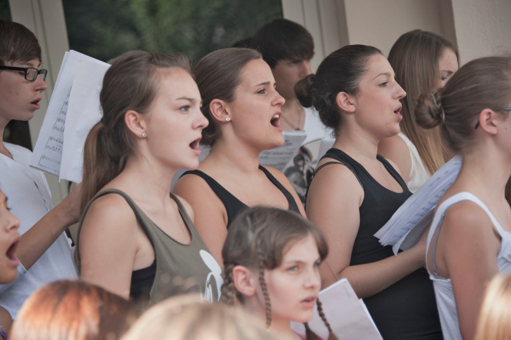 Jugendliche bei einer Chorprobe in der Jugendherberge Burghausen