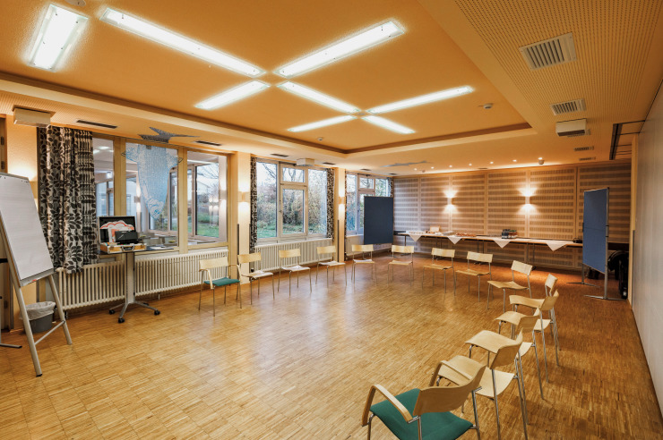 Der Seminarraum Rorschach in der Jugendherberge Lindau ist ausgestattet mit Tagungstechnik, Stühlen in U-Form, Pinnwänden, einer großen Fensterfront mit Vorhängen, Beamer, Moderationskoffer.