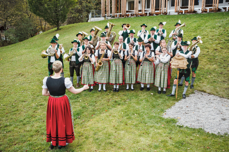 Blaskapelle mit Dirigentin während der Proben vor der Jugendherberge Oberammergau