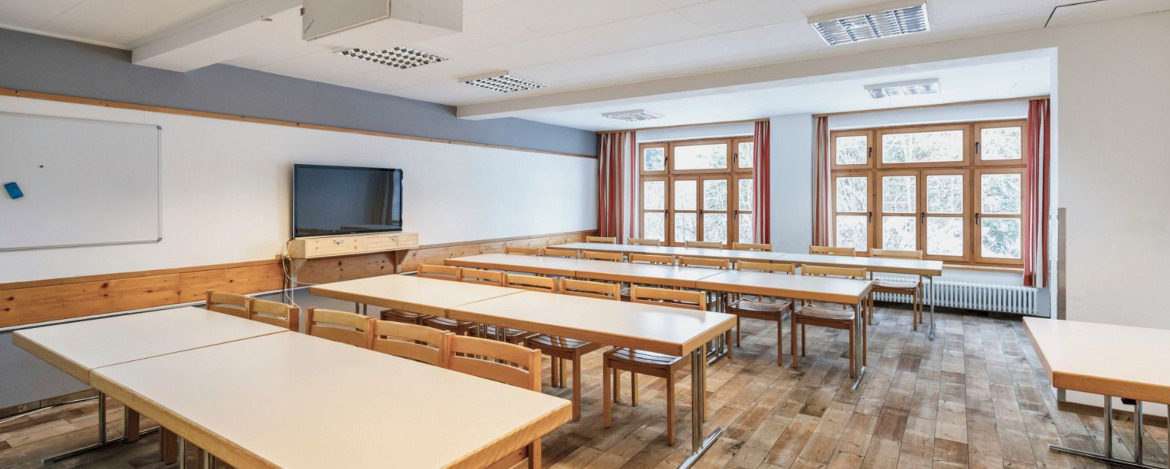 Der Seminarraum Fellhorn in der Jugendherberge Oberstdorf-Kornau ist ausgestattet mit Tischen und Stühlen, Leinwand, Flipchart, Whiteboard und TV.