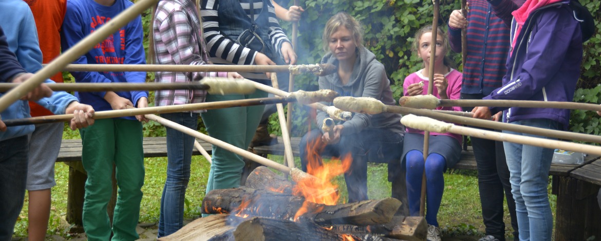 Stockbrot am knisternden Lagerfeuer