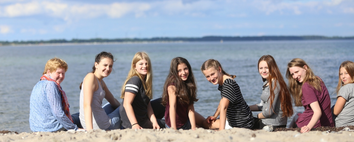 Sitzen am Strand - Klassenfahrt an die Ostsee