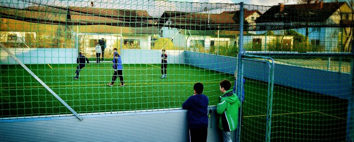 Klassenfahrt nach Bayern in Gruppenunterkunft mit Fußballplatz
