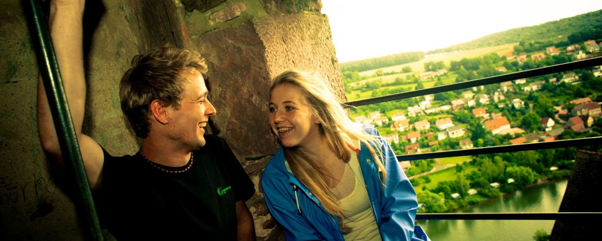 Junges Paar auf dem Turm der Jugendherberge Burg Rothenfels