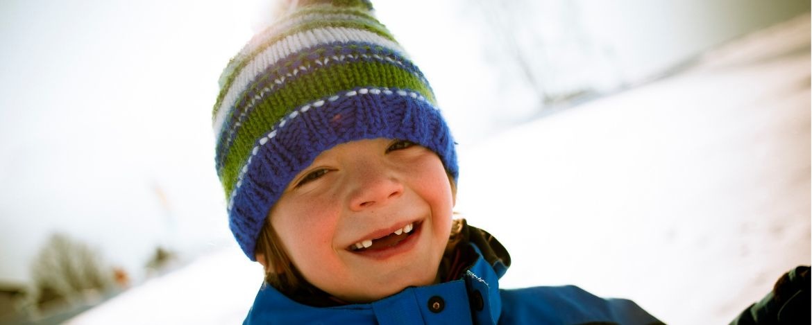 Lächelnder Junge in wunderschöner Schneelandschaft