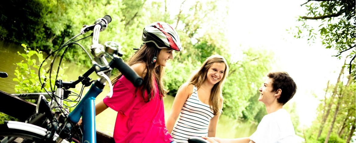 Jugendliche erkunden beim Fahrrad fahren das Altmühltal