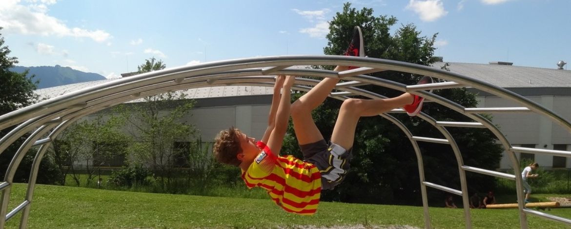 Junge auf dem Aktiv Parcours an der Sport|Jugendherberge Bad Tölz