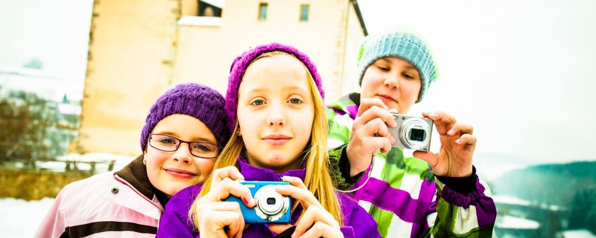 Grundschüler beim Fotografieren der Umgebung von der Jugendherberge
