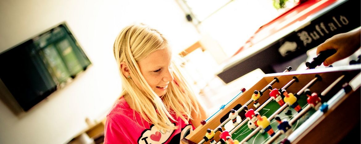 Tischkicker spielen während der Klassenfahrt  in der Sport|Jugendherberge Bad Tölz