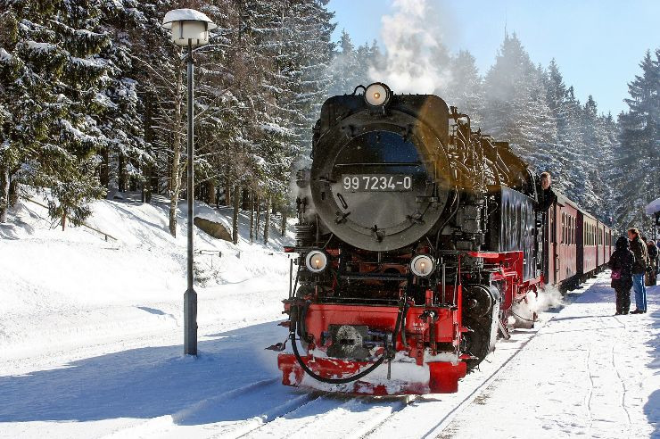 mit der Harzer Schmalspurbahn durch die Winterlandschaft fahren