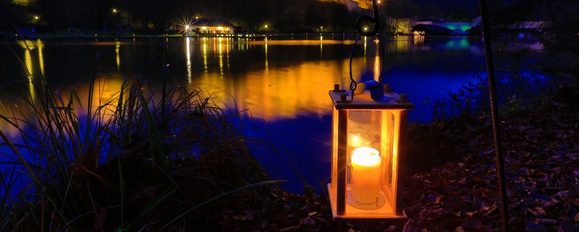 Beleuchteter Wöhrsee bei Nacht