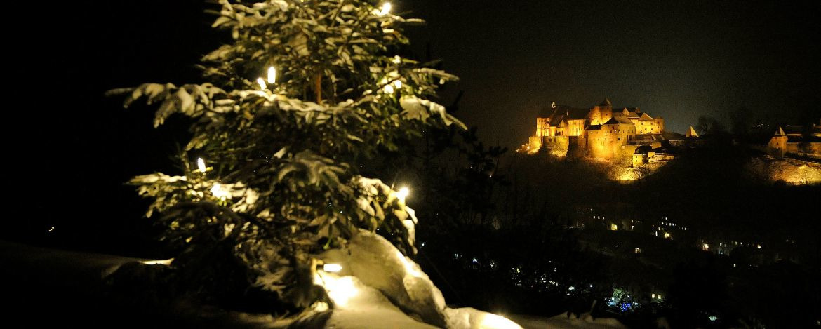 Weihnachtliches Burghausen mit angeleuchteter Burganlage