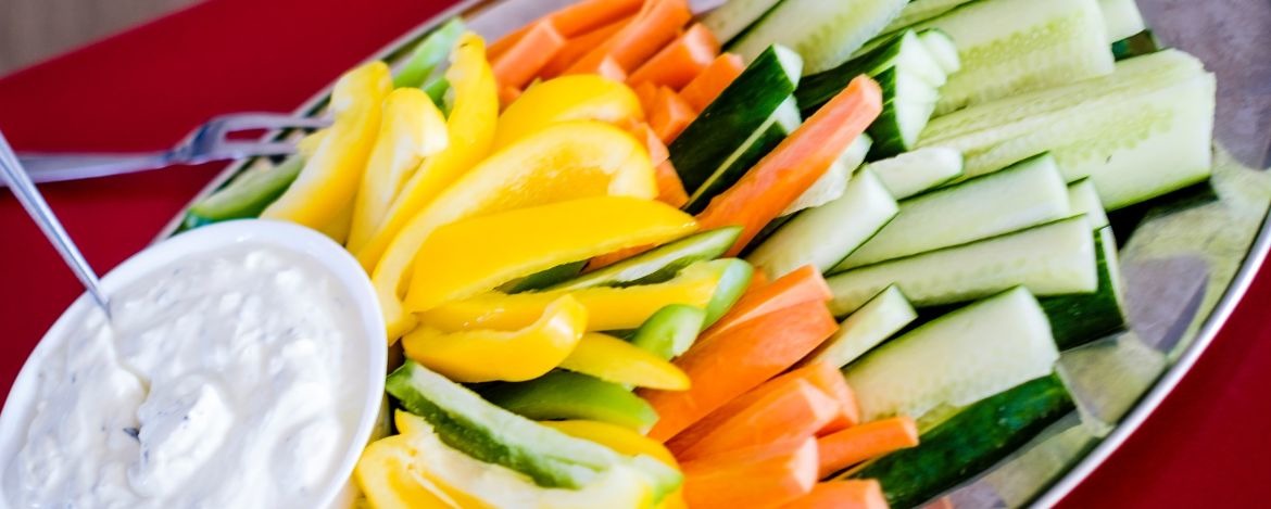 Gesunde und ausgewogene Ernährung mit Gemüsesticks in der Jugendherberge