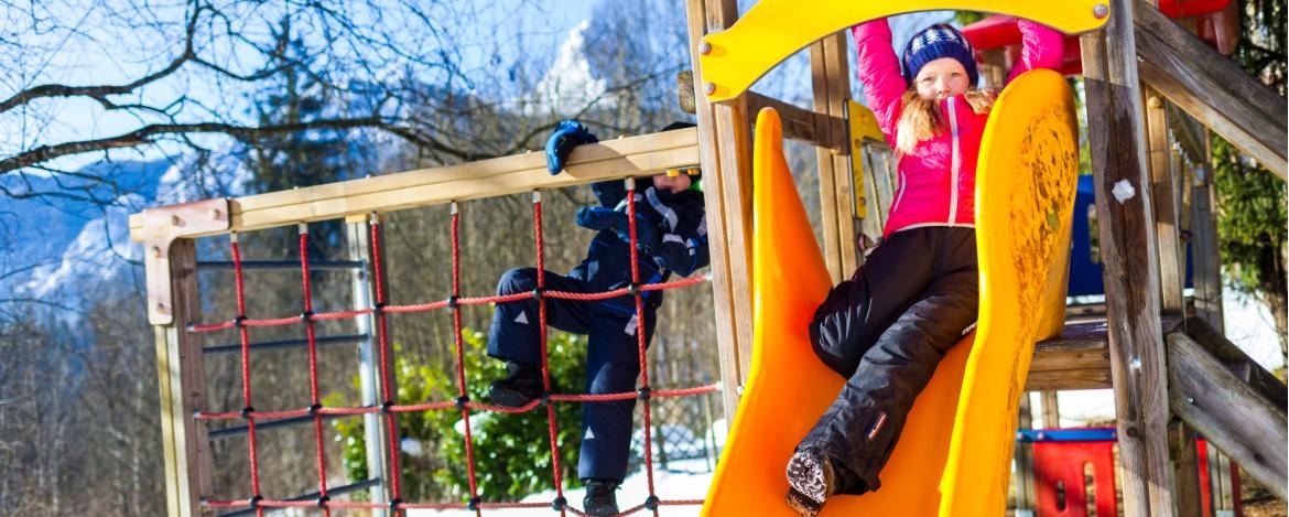 Kinderspielplatz mit Sandkasten und Sandspielzeug in der Jugendherberge Berchtesgaden